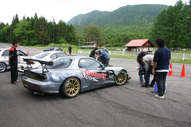 Here are some nice pictures of Fujita Engineering RX7 on touge race 