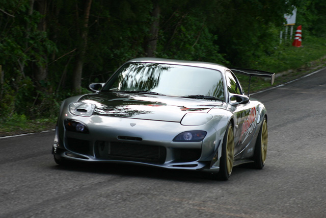 Here are some nice pictures of Fujita Engineering RX7 on touge race 